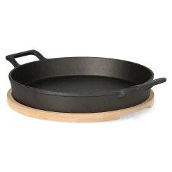 HOMLA Patelnia Andreas Zeliwna Z Dwoma Uchwytami I Bambusowa Podkladka 25X20 Cm