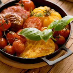 HOMLA Patelnia Andreas Zeliwna Z Dwoma Uchwytami I Bambusowa Podkladka 25X20 Cm