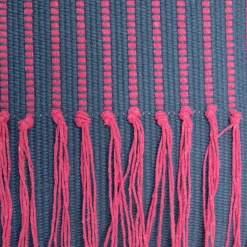 HOMLA Poszewka Paio Z Fuksjowymi Fredzlami 45X45 Cm