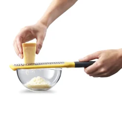 JOSEPH JOSEPH Tarka Grip Grater Na Miske Z Duzymi Oczkami 26,5X7,8 Cm