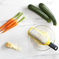 JOSEPH JOSEPH Tarka Grip Grater Na Miske Z Duzymi Oczkami 26,5X7,8 Cm